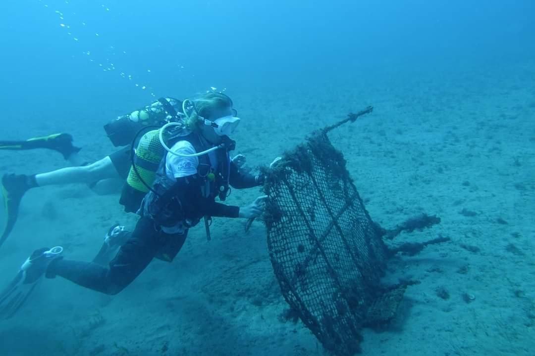 Recogida de residuos en la costa de El Porís