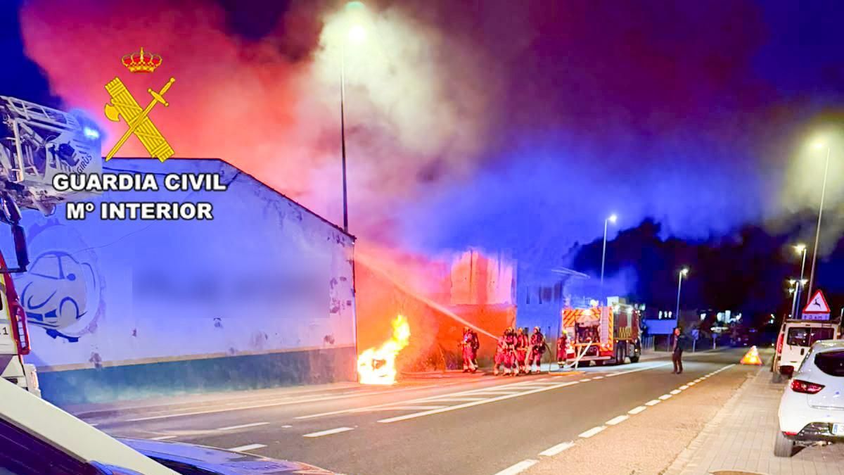 La Guardia Civil detiene a un hombre y una mujer por incendiar cinco vehículos y causar daños en un taller de Valdelafuente