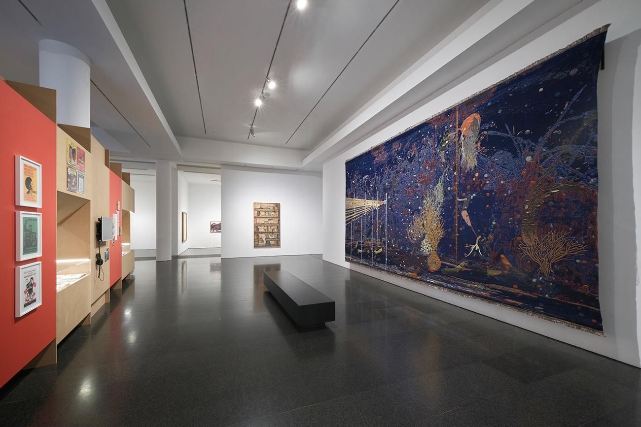 Panorámica de la exposición 'Proyectar un planeta negro. El arte y la cultura de Panáfrica', acogida por el Museu d'Art Contemporàni de Barcelona (MACBA).