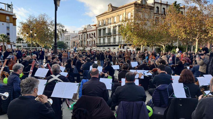 La música envuelve las calles de Sevilla al son de “un compromiso firme” por el futuro de la Orquesta Sinfónica