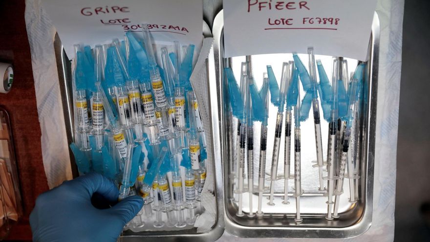 La Comunitat Valenciana empieza a administrar desde este miércoles la doble vacunación: la dosis de refuerzo anti COVID y la de la gripe