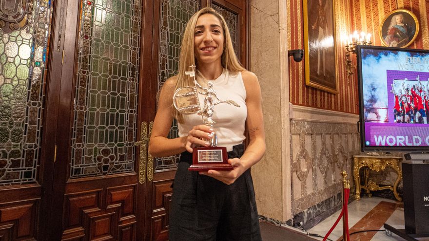 Olga Carmona sostiene la réplica del Giraldillo que le ha entregado el Ayuntamiento.