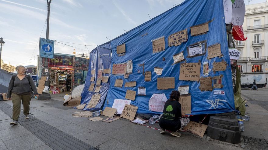 Un muro improvisado con reclamaciones de los acampados en la Puerta del Sol