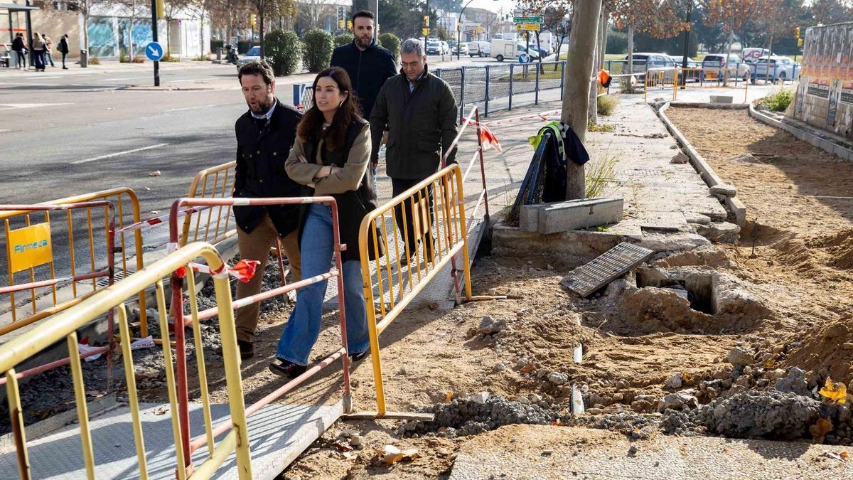La consejera de Medio Ambiente y Movilidad, Tatiana Gaudes, ha visitado las obras del nuevo carril bici