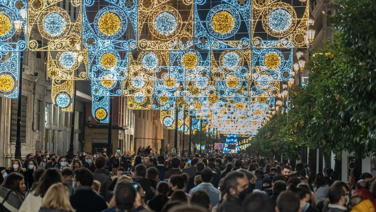 Muchos sevillanos han acudido a la Av de la Constitución para ver el encendido de las luces de navidad. Sevilla a o6 de diciembre 2020