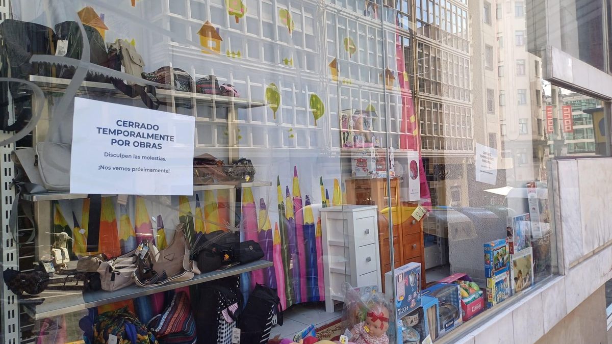 Uno de los comercios de los bajos del edificio que han tenido que cerrar.
