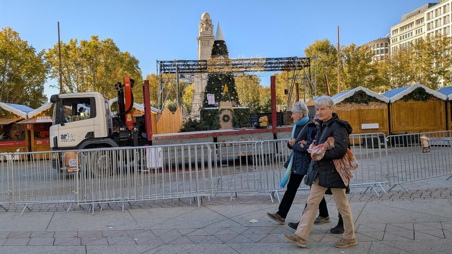 Arranque fallido para el mercado de Navidad en el 'feriódromo' de Plaza España y el de Madrid Río se queda desierto