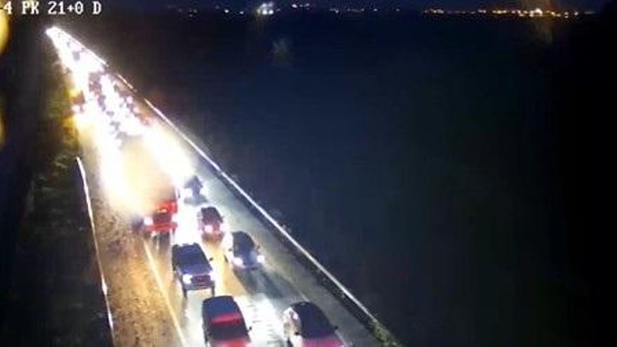 Cortada la AP-4 en Los Palacios y Las Cabezas sentido Cádiz por desprendimientos en la calzada