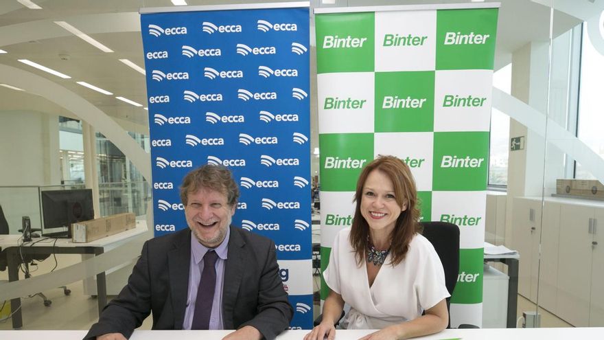 Noelia Curbelo, de Binter, y Lucas López, de Radio ECCA Fundación Canaria