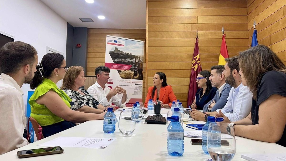 La consejera de Turismo, Cultura, Juventud y Deportes, Carmen Conesa, les recibió ayer en Murcia, acompañada por la directora general de Competitividad y Calidad Turísticas, Eva Reverte; el director general del Instituto de Turismo (ITREM), Juan Francisco Martínez; y el director general de Unión Europea, Adrián Zittelli