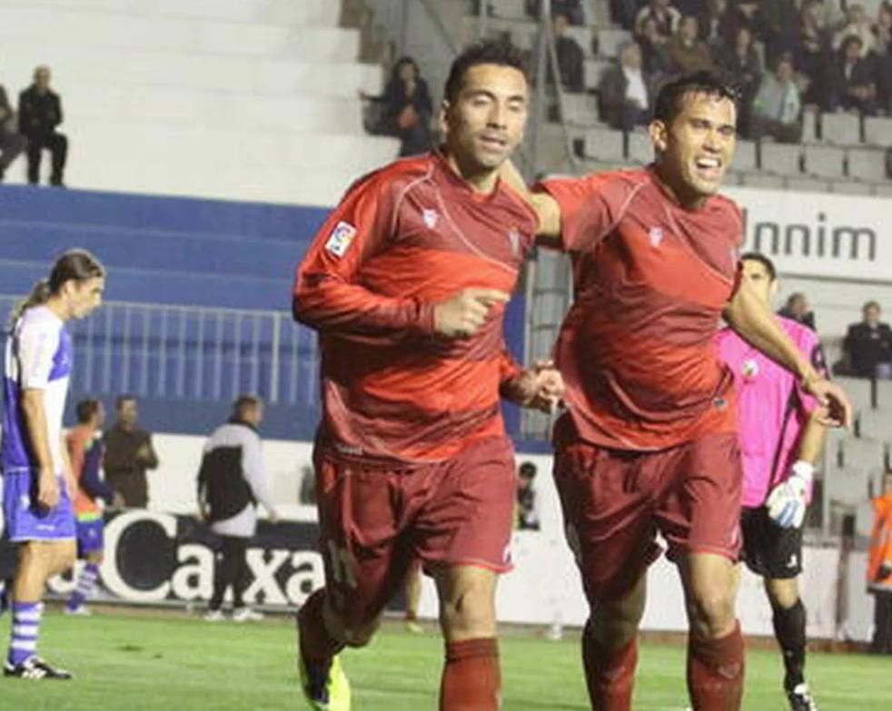 Charles y Patiño celebran el 0 2 en Sabadell