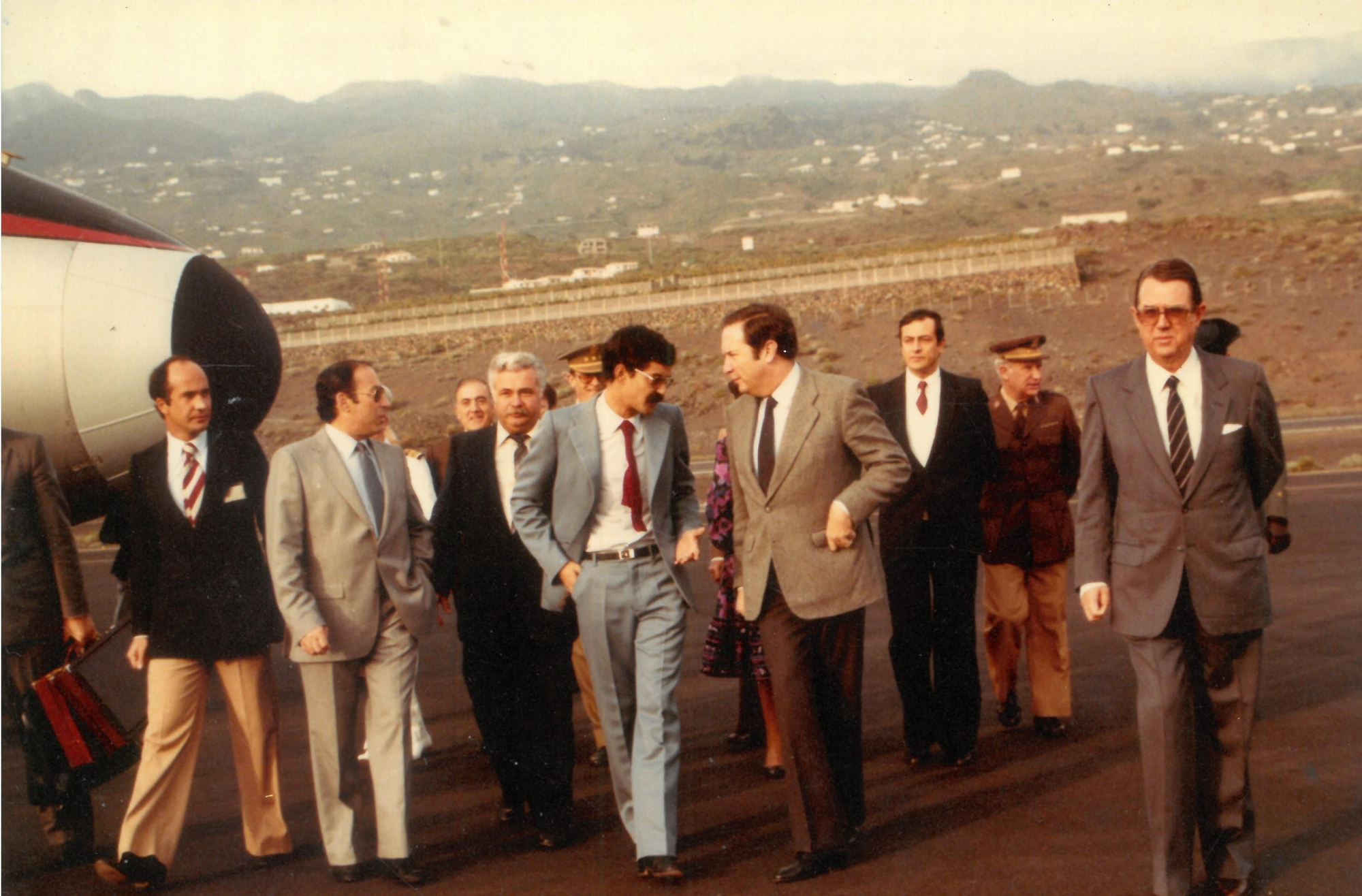 Visita del presidente del Gobierno de Canarias Jerónimo Saavedra Acevedo, ca. 1983-1987, Aeropuerto de La Palma | Foto: Anónimo