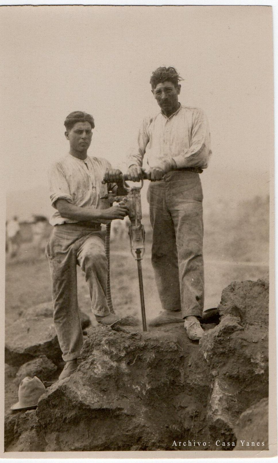 Trabajadores con martillo neumático para el picado de la piedra y acondicionado de la tierra. (Archivo casa Yanes).