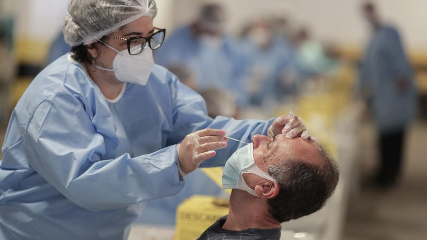 Según el más reciente boletín divulgado por la cartera, desde el inicio de la emergencia sanitaria, en febrero de 2020, el país suramericano acumula un total de 626.854 fallecidos y 25.348.797 casos confirmados de la enfermedad. Foto de archivo.