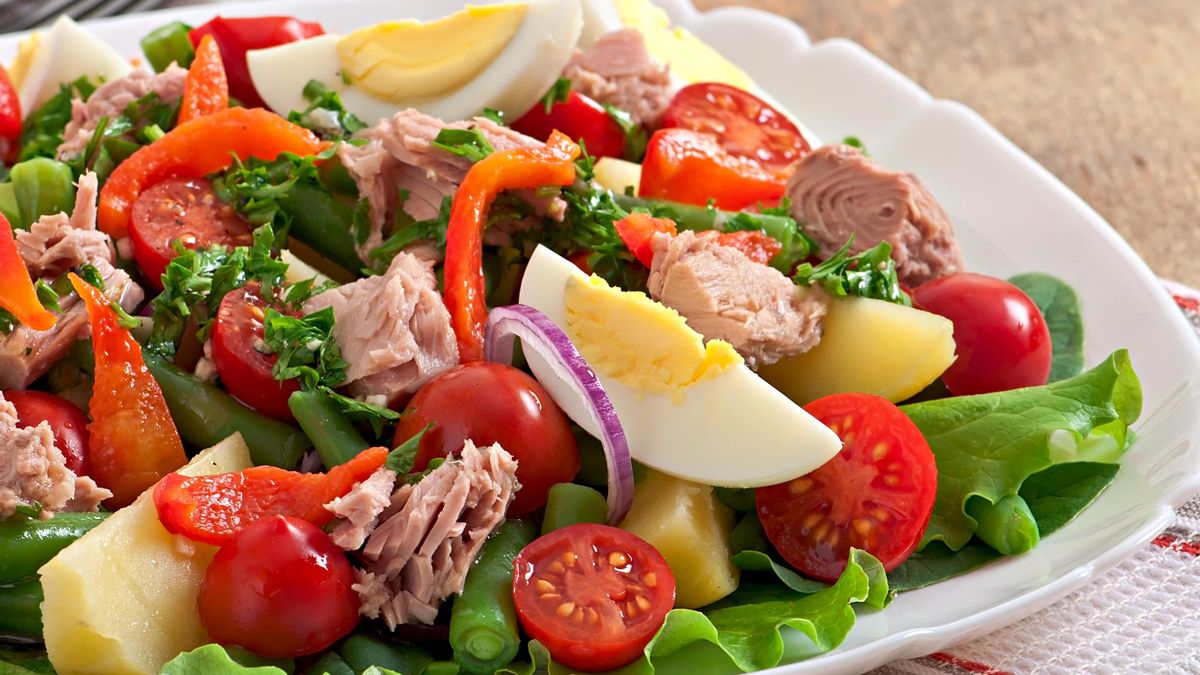 Ensalada campera con patata, atún, tomate y huevo cocido