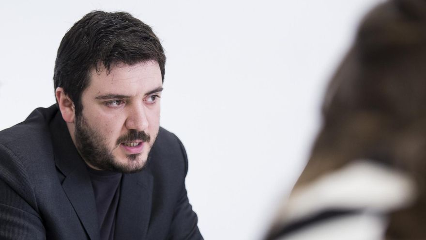 El secretario general del PCM, Álvaro Aguilera, y dirigente de IU junto a su homólogo de Podemos, Ramón Espinar, en una reunión de partidos.