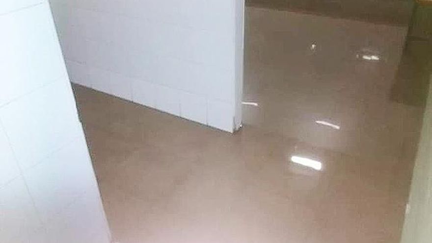 Las instalaciones del CEIP Los Adiles de Villaobispo, inundadas.