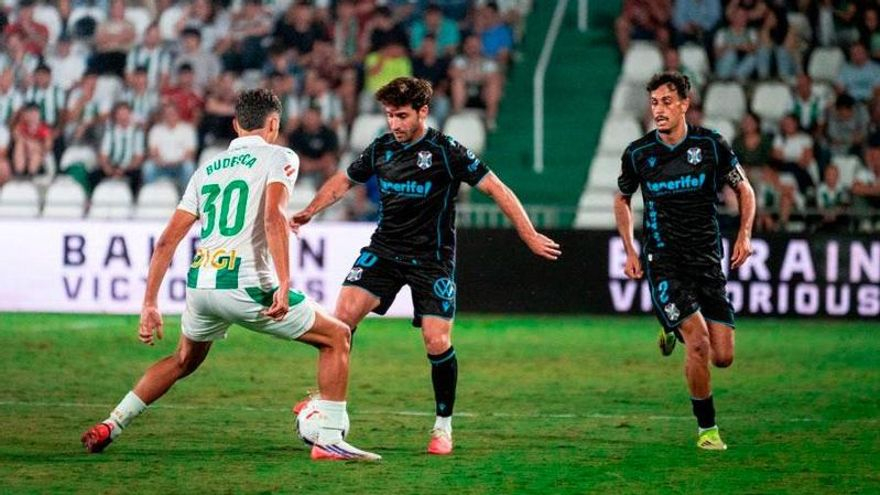 El Tenerife, desabrochado, se gana una derrota en Córdoba