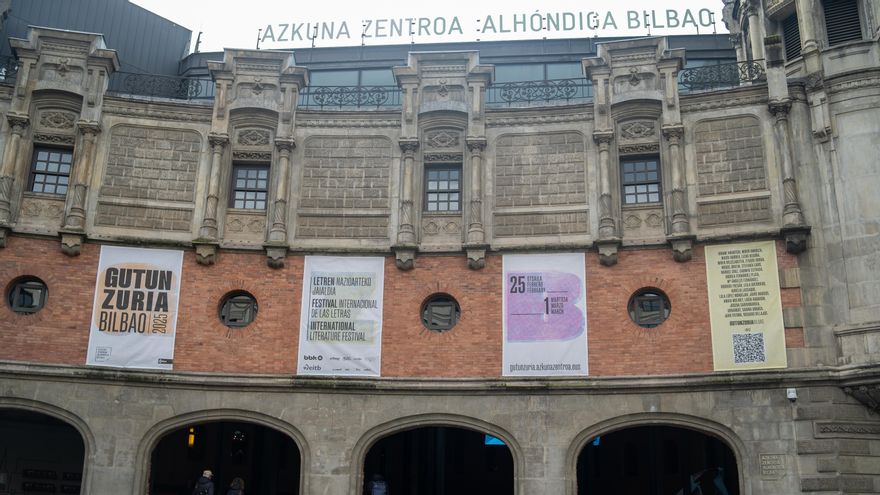 Unas lonas en Azkuna Zentroa informan de las fechas de Gutun Zuria Bilbao 2025