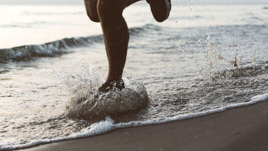 Cambia el gimnasio por la playa: una rutina de 15 minutos para mantenerte en forma y refrescarte