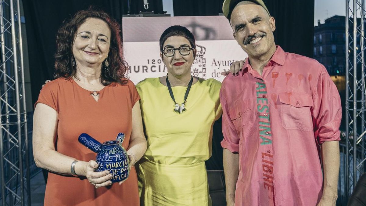 De izquierda a derecha, la directora de la ESAD, María Dolores Galindo; la directora de la edición de Murcia de elDiario.es, Elisa Reche; y el artista multidisciplinar, Carlos Cenamor