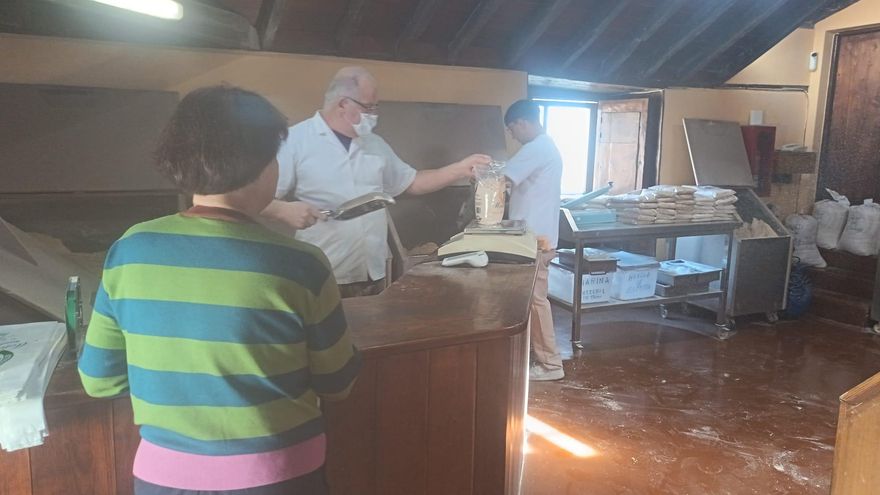 Los trabajadores del Molino de Chano atendiendo a una clienta. Álvaro Morales.
