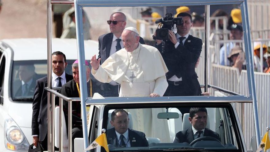 El papa defiende al obispo Juan Barros y dice que las acusaciones "son calumnias"