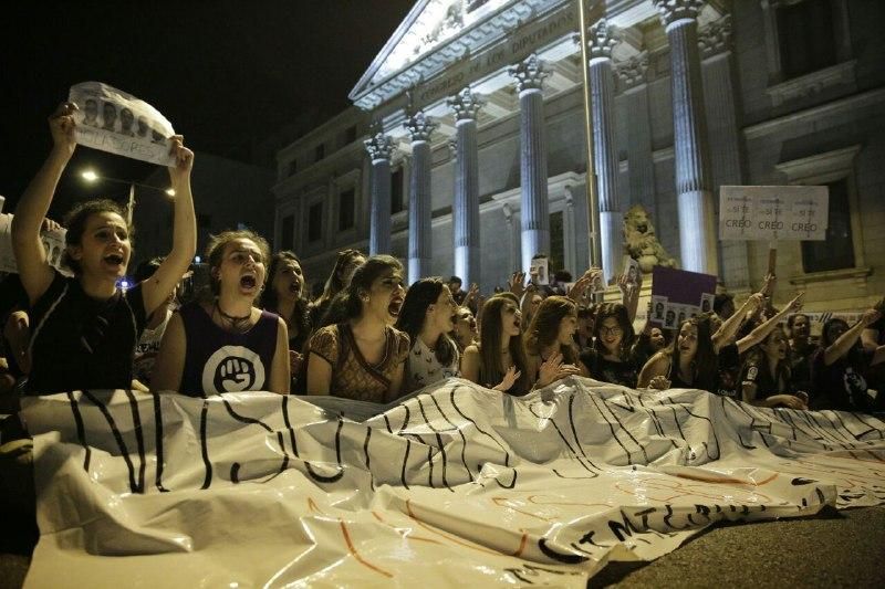 Un grupo de mujeres concentradas ante el Congreso de los Diputados en protesta por la sentencia sobre 'la manada'