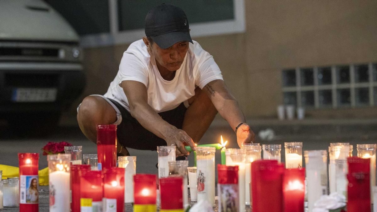 Amigos de los fallecidos en el incendio de las discotecas de Murcia el pasado domingo, se han reunido este martes junto al lugar del suceso donde han encendido velas y rezado por ellos. EFE/Marcial Guillén