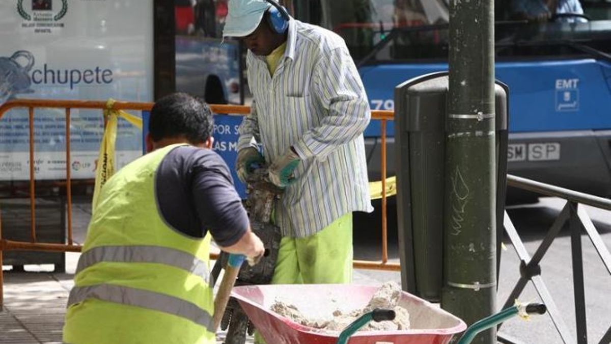 Inmigrantes trabajando en una obra, en imagen de archivo