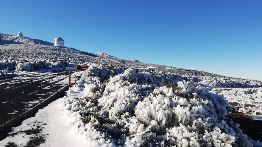 Una manto helado cubre el entorno del  Observatorio del Roque de Los Muchachos, en las cumbres de Garafía.