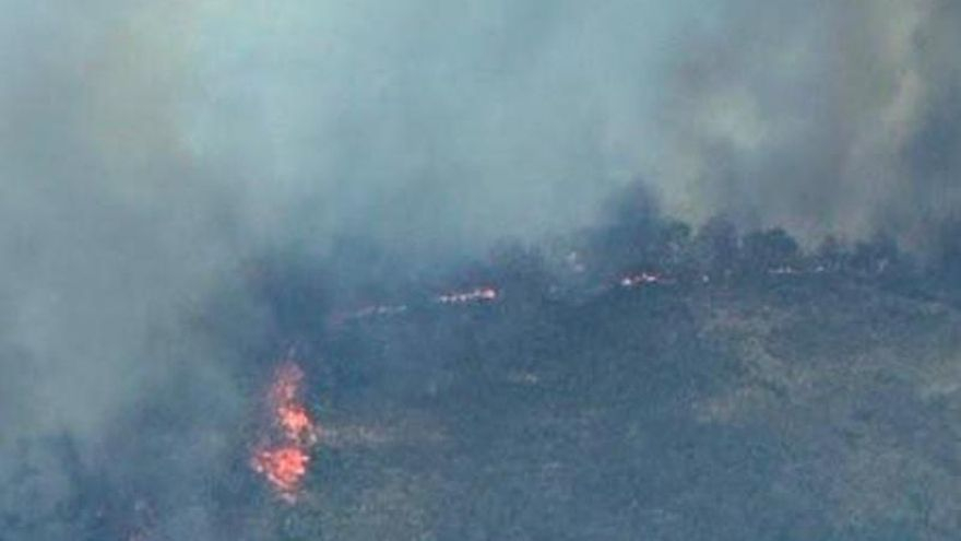Un camión ardiendo en la A-66 provoca un incendio forestal y obliga a desalojar Grimaldo y Casas de Millán, en Cáceres