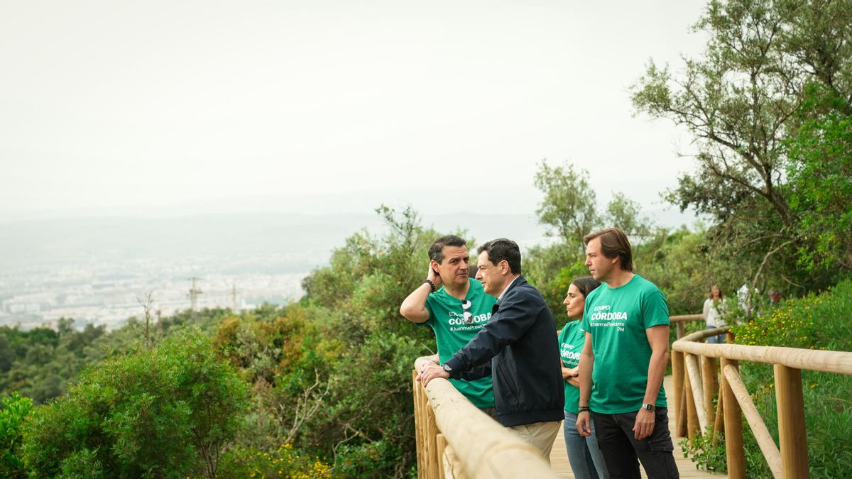Juanma Moreno recorre el sendero de la fase 3 del Cinturón Verde de Córdoba junto a representantes del PP andaluz