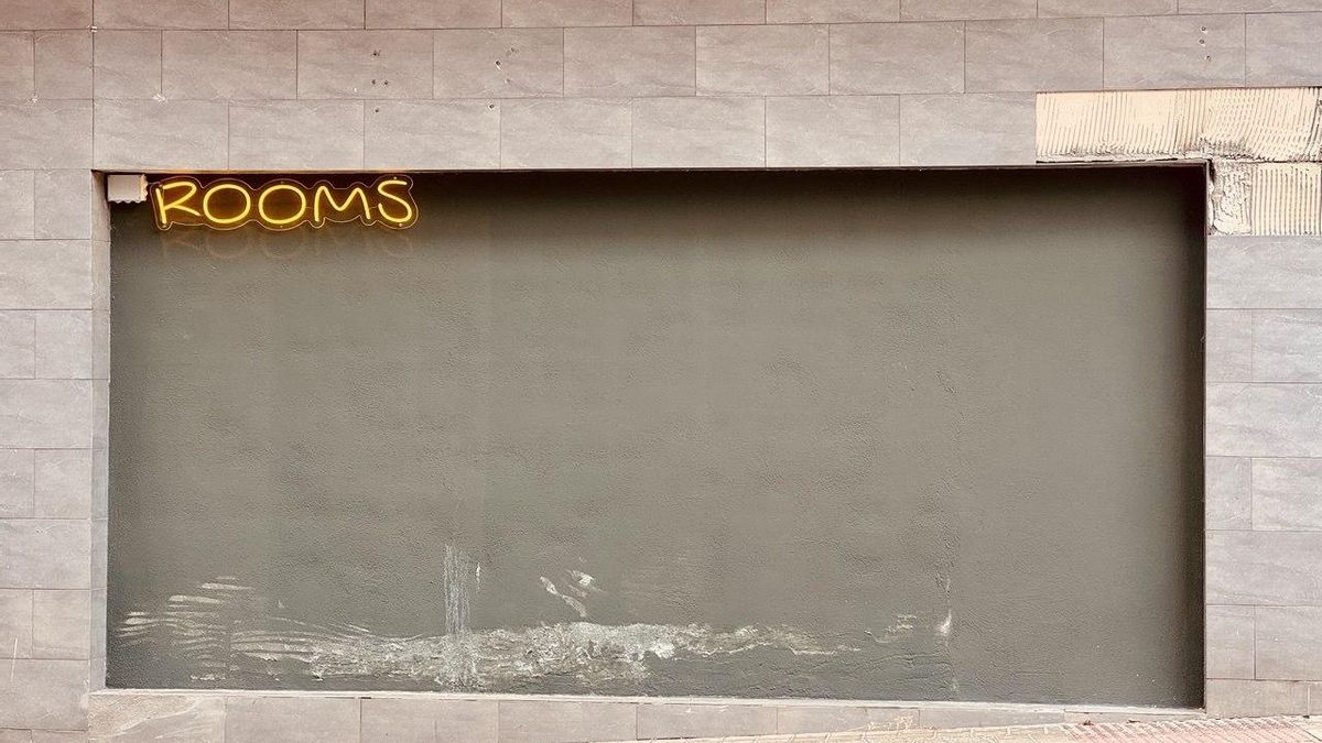 Vecinos de una calle de Bilbao recogen firmas para frenar los pisos turísticos en los bajos de sus viviendas protegidas