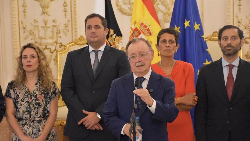 El presidente de la Ciudad Autónoma de Ceuta, Juan Jesús Vivas (c), ofrece declaraciones a los medios tras su encuentro con la ministra de Defensa, en el Palacio de la Asamblea, a 12 de agosto de 2026, en Ceuta (España).