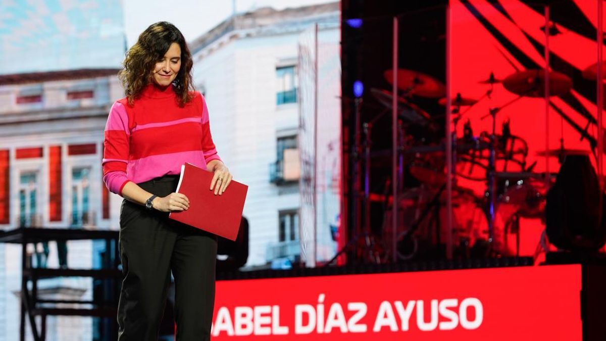 Ayuso celebra la F1 de Madrid con un contador gigante en Sol un día antes de la protesta vecinal contra el circuito
