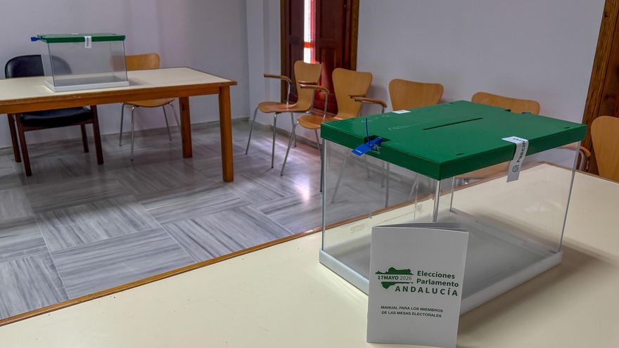 Varias urnas preparadas en el colegio electoral de Castilleja de Guzmán, en Sevilla, donde el salón de plenos del Ayuntamiento se convertirá mañana en sede de uno de los dos colegios electorales que dispone el pueblo.
