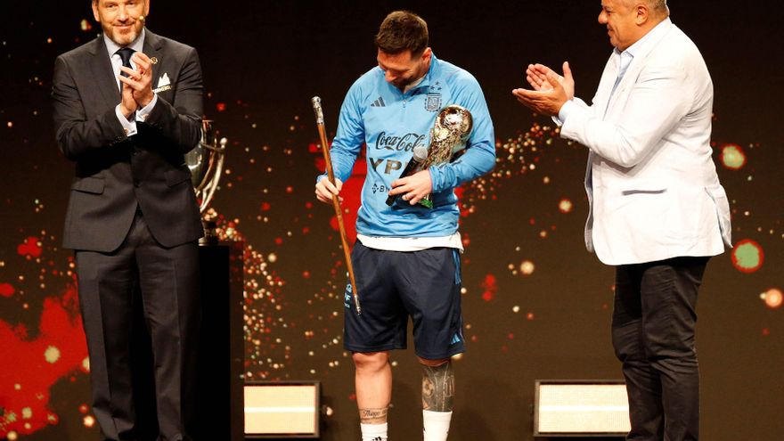 La Selección recibió el reconocimiento de Conmebol y Messi el bastón al "comando del fútbol mundial"