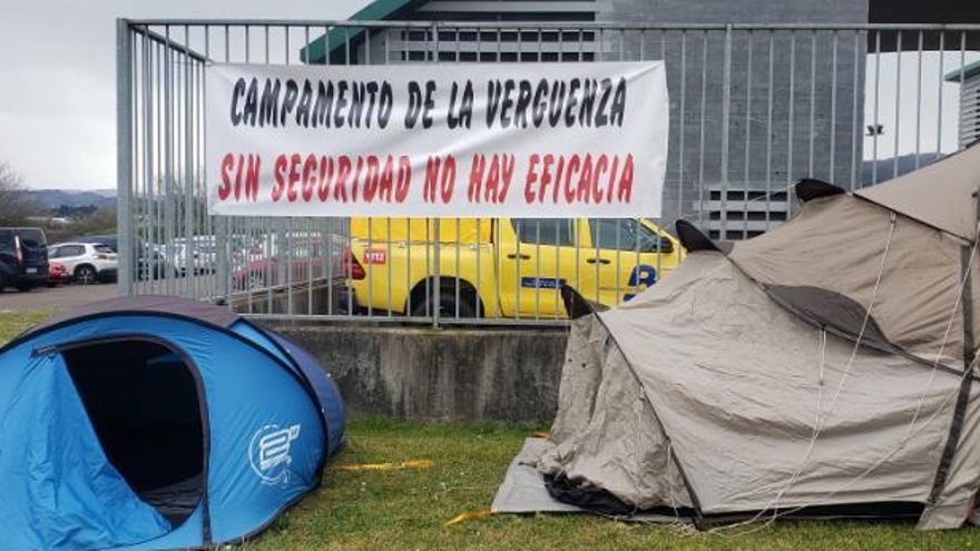 Bomberos acampados frente al SEPA