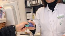 Una farmacéutica recogiendo una tarjeta sanitaria FOTO: JCCM