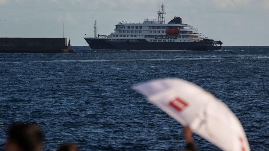 El MV Hondius ha abandonado pasadas las siete de la tarde hora local canaria el puerto de Granadilla de Abona, en Tenerife, tras desembarcar a todos sus pasajeros y parte de la tripulación.