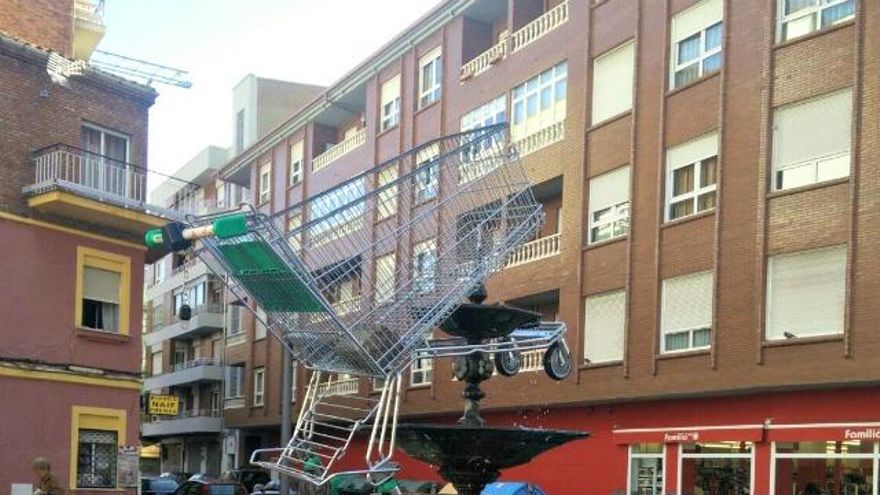 Así ha amanecido este viernes la Plaza Padre Severino Ibáñez del barrio de La Palomera.