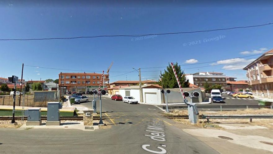 Adif aprueba eliminar los cuatro pasos a nivel de la línea de Feve en Villaquilambre