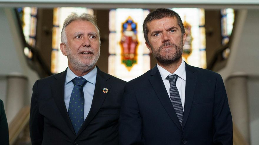 El presidente de Canarias, Ángel Víctor Torres, posa junto al nuevo rector de la Universidad de La Laguna, Francisco García, durante el acto de su toma de posesión.
