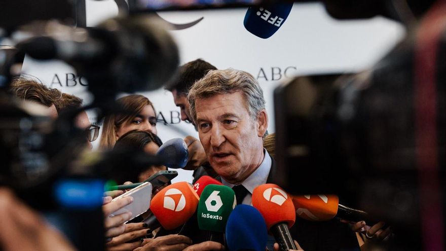 El presidente del PP, Alberto Núñez Feijóo a su salida, del Foro ABC