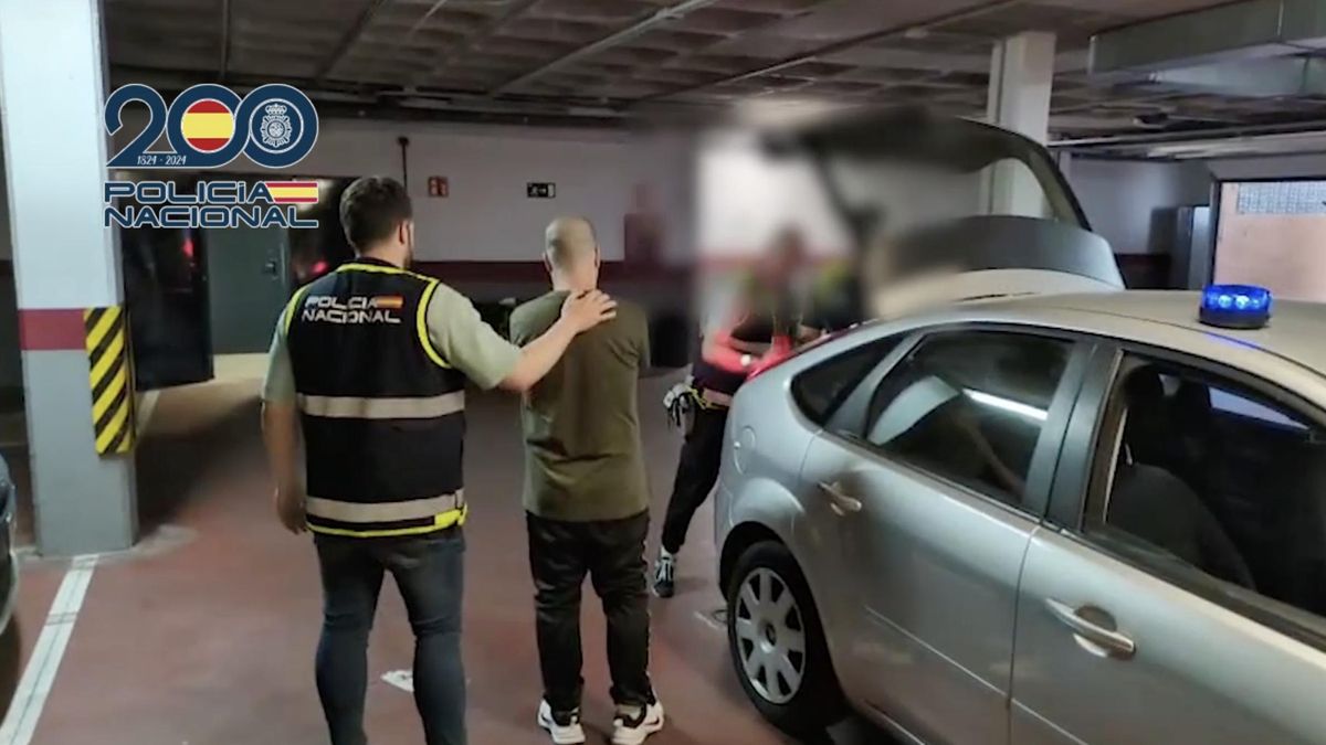 Los agentes, junto a uno de los detenidos en la operación contra la pornografía infantil.