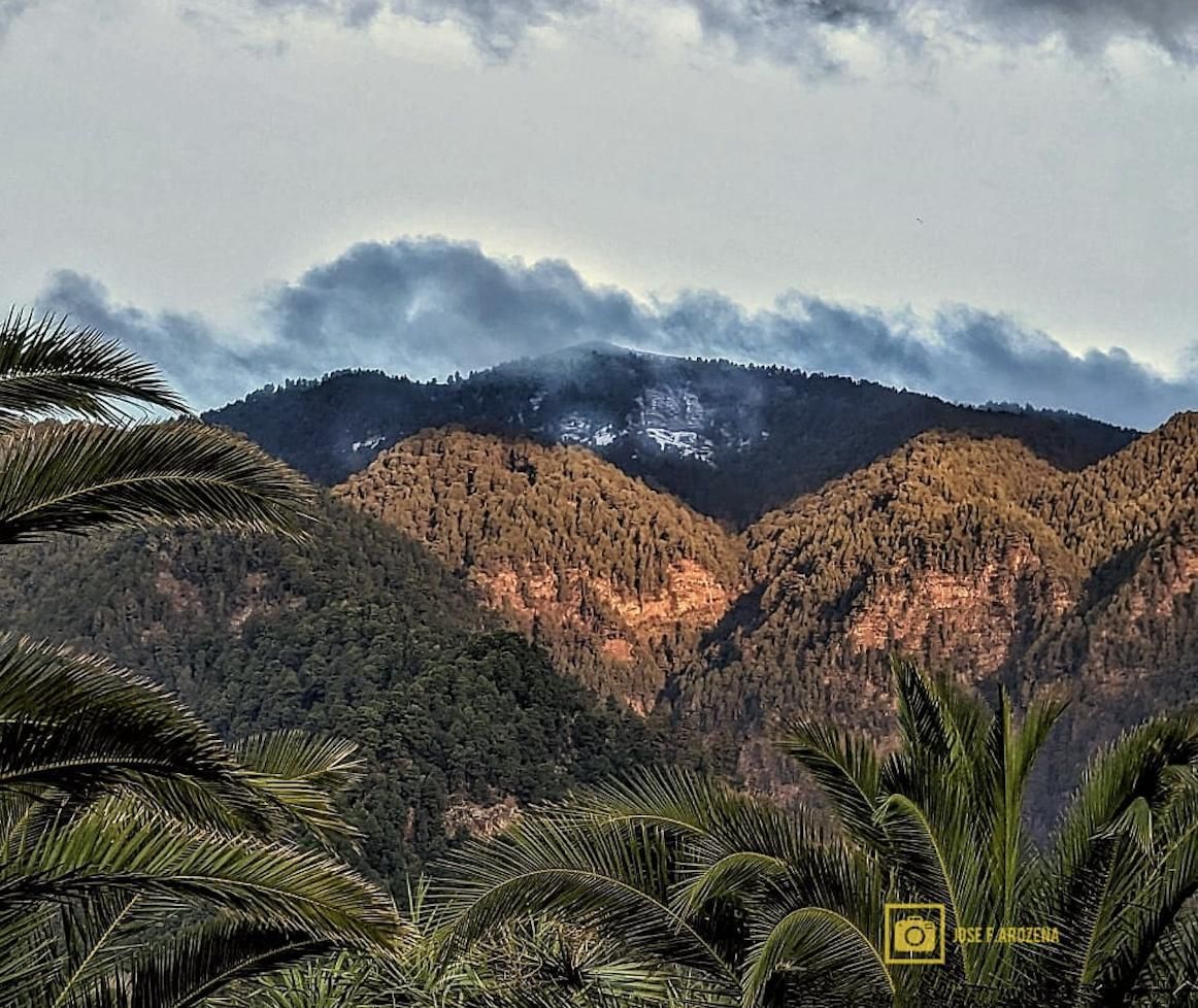 Cumbre nevada vista este lunes desde Santa Cruz de La Palma.