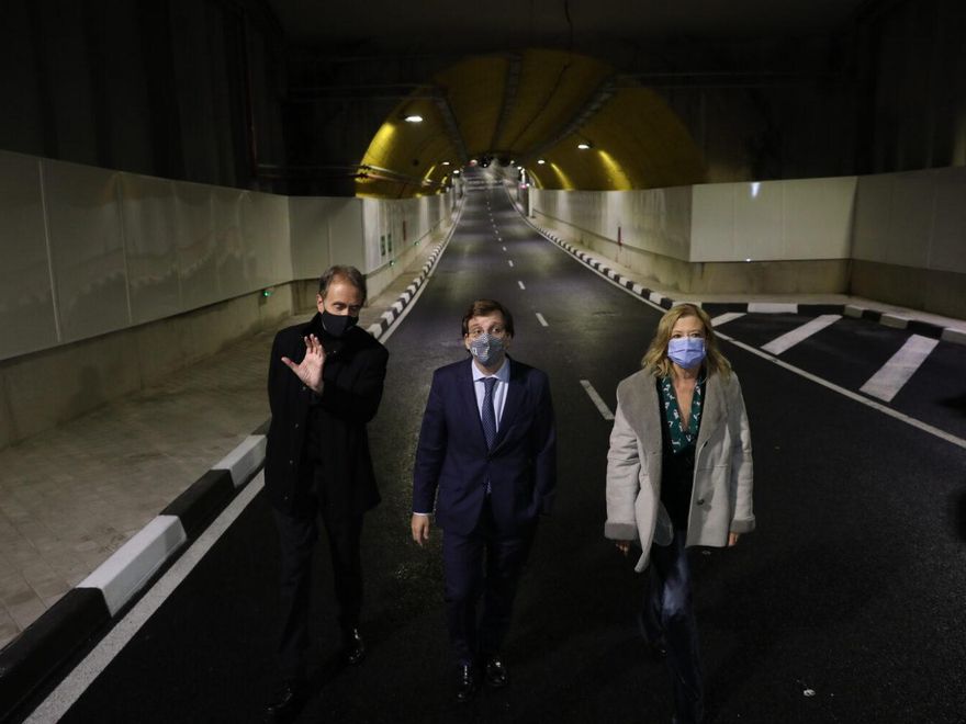 El alcalde Almeida y la delegada de Obras, Paloma García Romero, atraviesan el túnel de Bailén