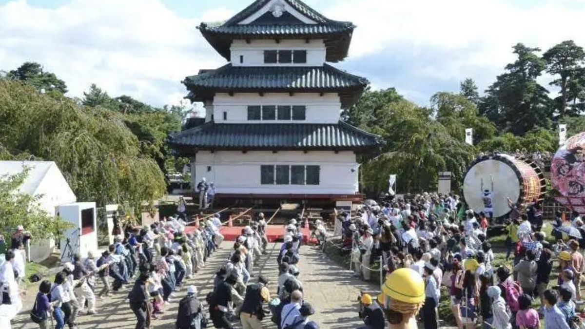 Japón tira de músculo: 1.800 personas consiguen mover a mano una torre de 360 toneladas