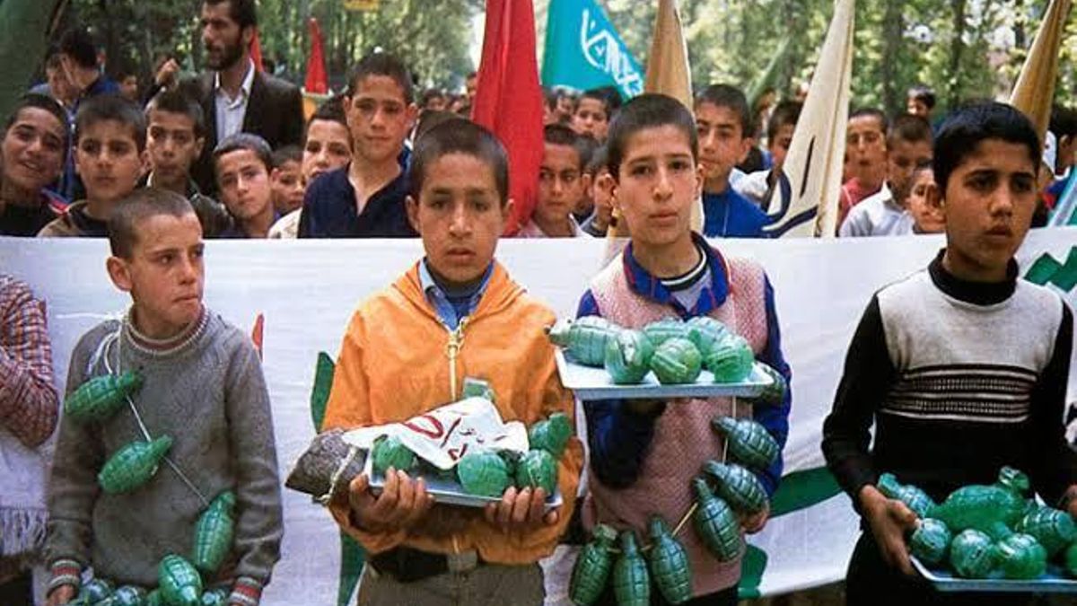Imagen de jóvenes iraníes con las huchas de plástico con forma de granada.